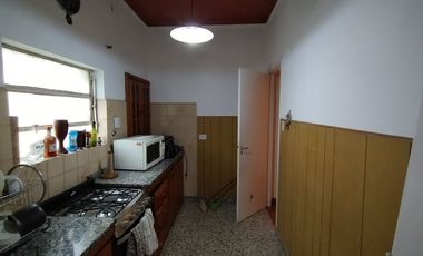 Venta casa 4 ambientes, parque y cochera en Bernal