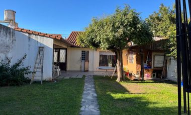 Venta casa 4 ambientes, parque y cochera en Bernal