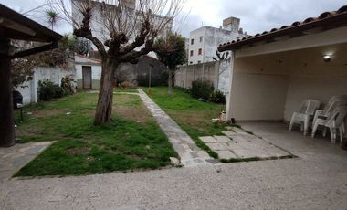 Venta casa 4 ambientes, parque y cochera en Bernal