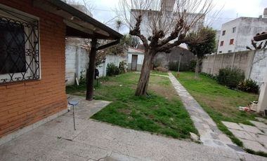 Venta casa 4 ambientes, parque y cochera en Bernal