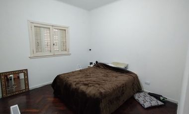 Venta casa 4 ambientes, parque y cochera en Bernal