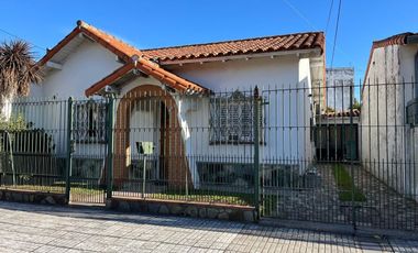 Venta casa 4 ambientes, parque y cochera en Bernal