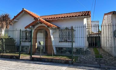 Venta casa 4 ambientes, parque y cochera en Bernal