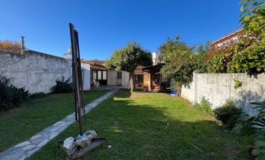 Venta casa 4 ambientes, parque y cochera en Bernal