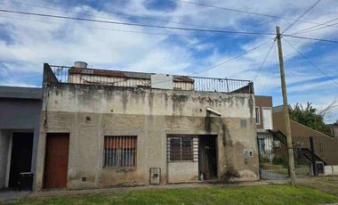 LOCAL Y CASA A REFACCIONAR SOBRE LOTE GRANDE