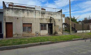 LOCAL Y CASA A REFACCIONAR SOBRE LOTE GRANDE