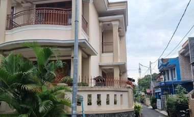 DIJUAL CEPAT RUMAH LUX ASRI FULL FURNISHED SIAP HUNI LOKASI STRATEGIS
