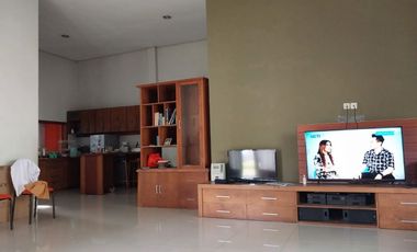 Rumah Resto Luas Pinggir Jalan Raya Strategis