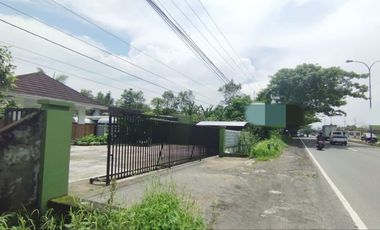 Rumah Resto Luas Pinggir Jalan Raya Strategis