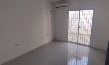 Casa en venta en Monterrey, apta para vivienda, grande, patio y terraza