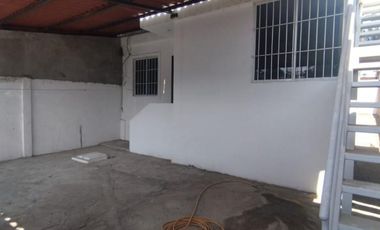 Casa en venta en Monterrey, apta para vivienda, grande, patio y terraza