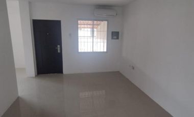 Casa en venta en Monterrey, apta para vivienda, grande, patio y terraza