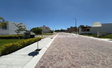 TERRENO EN VENTA EN TEQUISQUIAPAN EN EL FRACC. LAS KINTAS. Beto