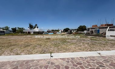 TERRENO EN VENTA EN TEQUISQUIAPAN EN EL FRACC. LAS KINTAS. Julián.