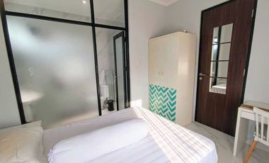 Sewa Rumah Cluster Modern 4 Kamar Tidur di Jati Padang Furnished