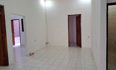 Disewakan Rumah di Kebayoran lama, halaman luas dekat Permata Hijau