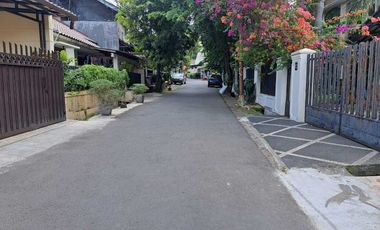 Disewakan Rumah di Kebayoran lama, halaman luas dekat Permata Hijau