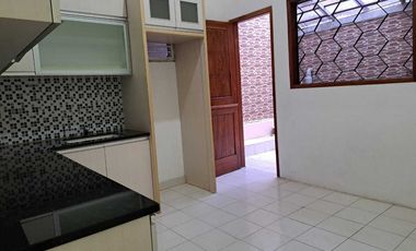 Disewakan Rumah di Kebayoran lama, halaman luas dekat Permata Hijau