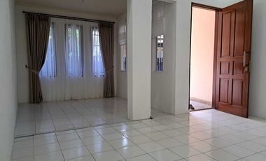 Disewakan Rumah di Kebayoran lama, halaman luas dekat Permata Hijau