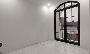 Rumah baru mewah 3 lantai selangkah ke tol