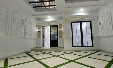 Rumah baru mewah 3 lantai selangkah ke tol