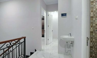 Rumah baru mewah 3 lantai selangkah ke tol