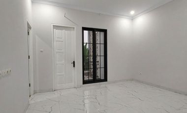 Rumah baru mewah 3 lantai selangkah ke tol