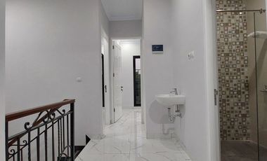 Rumah baru mewah 3 lantai selangkah ke tol