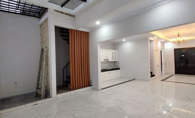 Rumah baru mewah 3 lantai selangkah ke tol