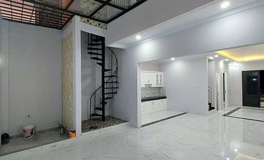 Rumah baru mewah 3 lantai selangkah ke tol