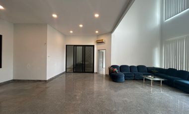 Rumah Disewakan 2 Lantai Luas & Nyaman di Tomang - Dekat Pintu Tol, Jakarta Barat