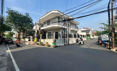 Rumah Disewakan 2 Lantai Luas & Nyaman di Tomang - Dekat Pintu Tol, Jakarta Barat
