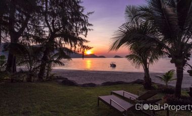 Absolute Beachfront Villa with 4 Bedrooms