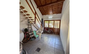 CHALET 4 AMBIENTES + DEPTO 2 AMBIENTES. CONSTITUCION.