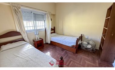 CHALET 4 AMBIENTES + DEPTO 2 AMBIENTES. CONSTITUCION.