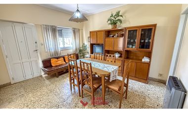 CHALET 4 AMBIENTES + DEPTO 2 AMBIENTES. CONSTITUCION.