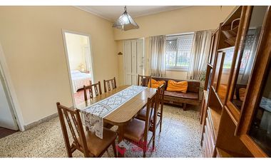 CHALET 4 AMBIENTES + DEPTO 2 AMBIENTES. CONSTITUCION.