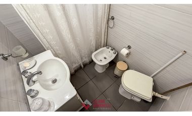 CHALET 4 AMBIENTES + DEPTO 2 AMBIENTES. CONSTITUCION.