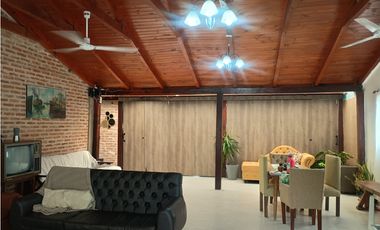 Casa con pileta cálida y luminosa en La María, Colonia Benitez