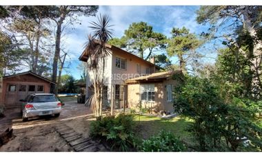 CASA DE 5 AMBIENTES CON PISCINA EN ZONA CENTRO – VILLA GESELL