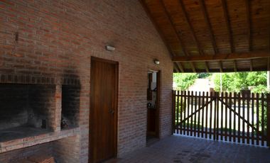 Comodo y luminoso Chalet GEMINIS cochera cubierta, parque y parrilla.
