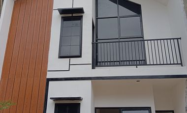 Rumah indah 2 lantai 3 kamar tidur dan 1 kamar mandi free design