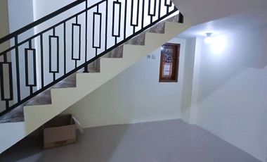 Rumah 2 lt Bagus ada AC di Perum Cluster Gawanan Colomadu