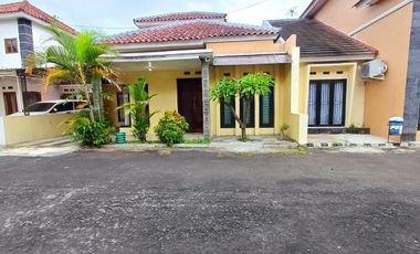 Rumah Cantik Sewa Siap Huni di Perum Tohudan