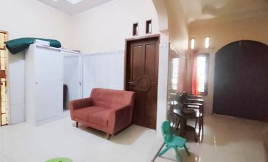 Rumah Luas Bagus Tepi Jalan Utama Kadipiro Solo.