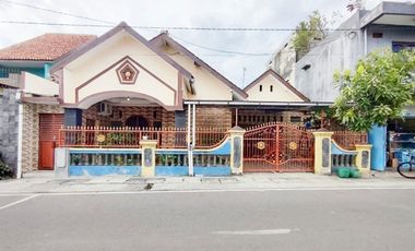 Rumah Luas Bagus Tepi Jalan Utama Kadipiro Solo.