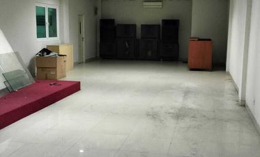 Gedung 4Lantai ex Showroom & bengkel mobil include Peralatan -OvenCat