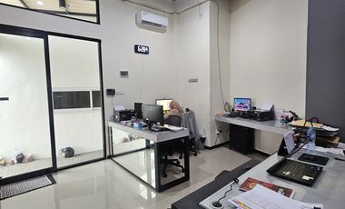 rumah megah dan minimalis cocok untuk hunian atau kantor.