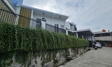 rumah megah dan minimalis cocok untuk hunian atau kantor.