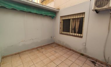 Bº Centro: Planta baja 2 dormitorios + 2 patios!